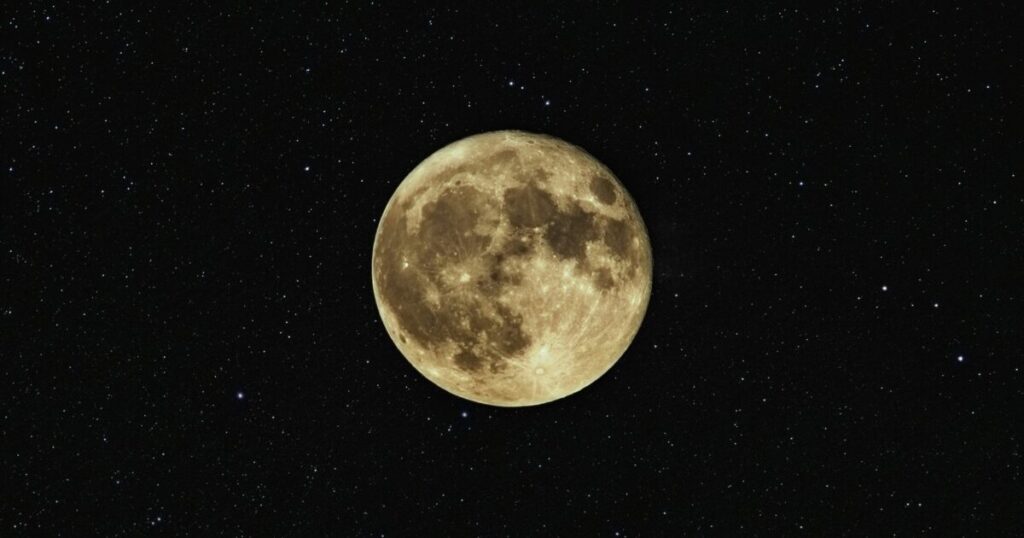 満月と無数の星が広がる夜空のクローズアップ