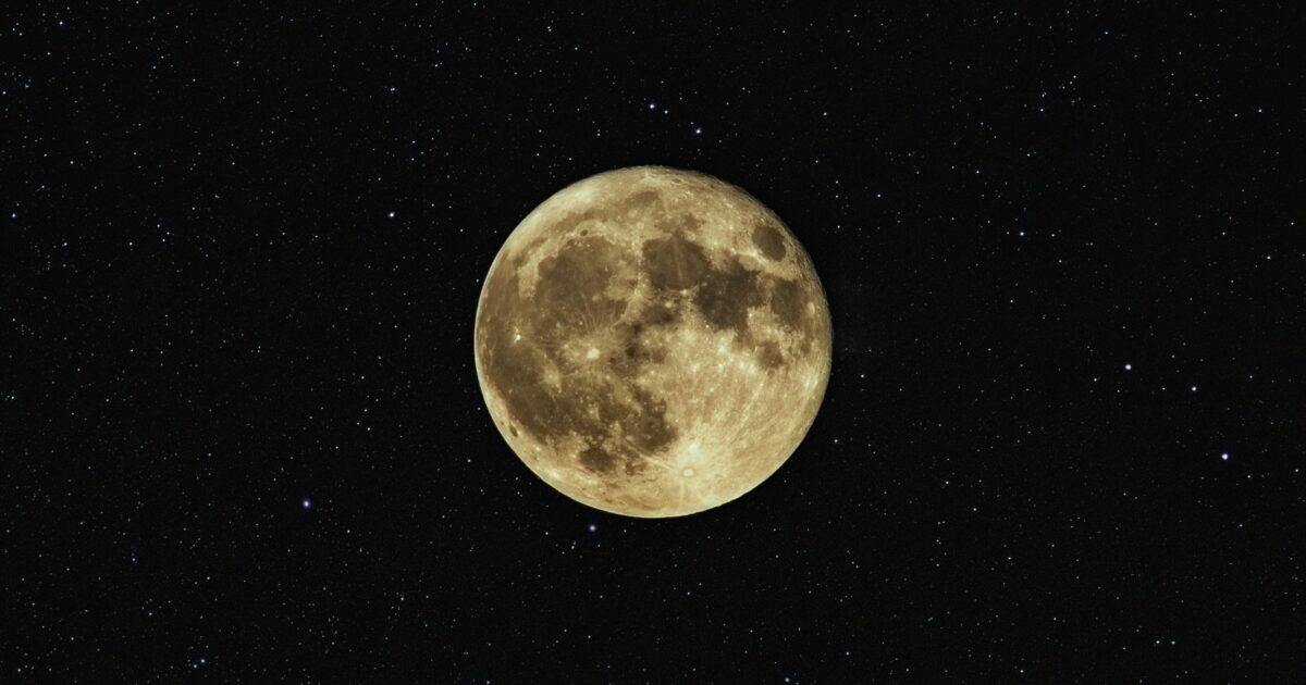 満月と無数の星が広がる夜空のクローズアップ