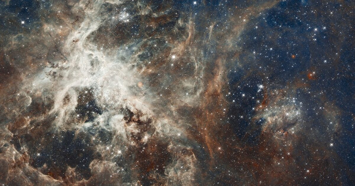 無数の星が輝く広大な宇宙の星雲