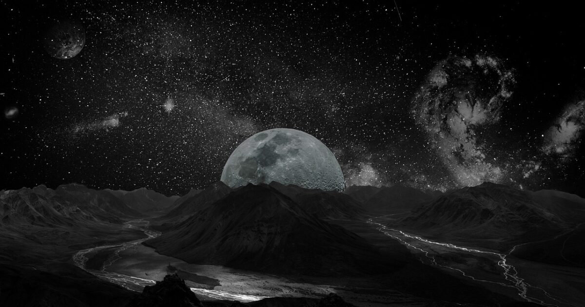星空の下に広がる月と山岳地帯の風景