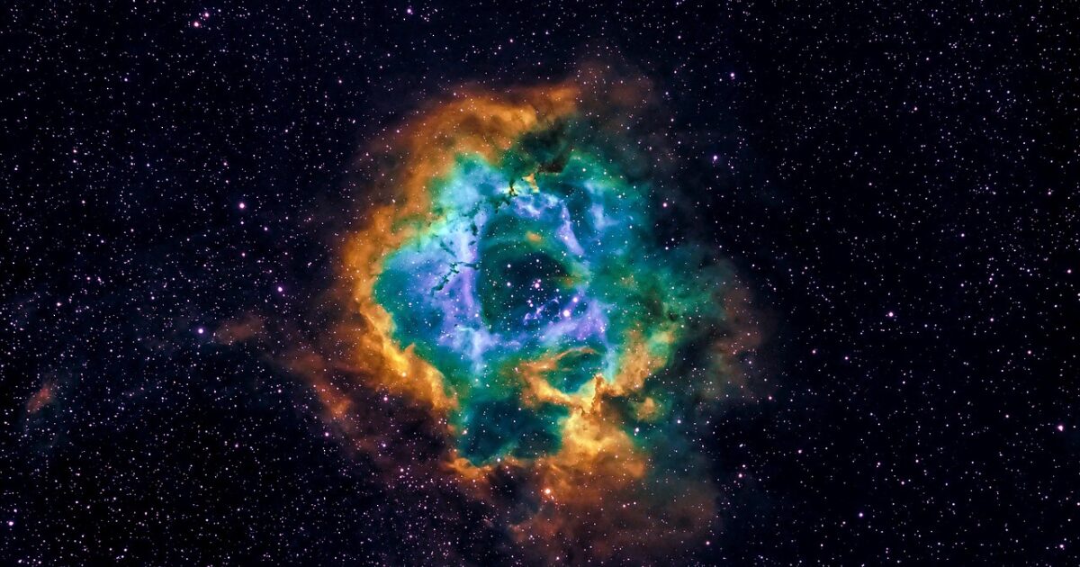 色鮮やかなロゼッタ星雲と無数の星々