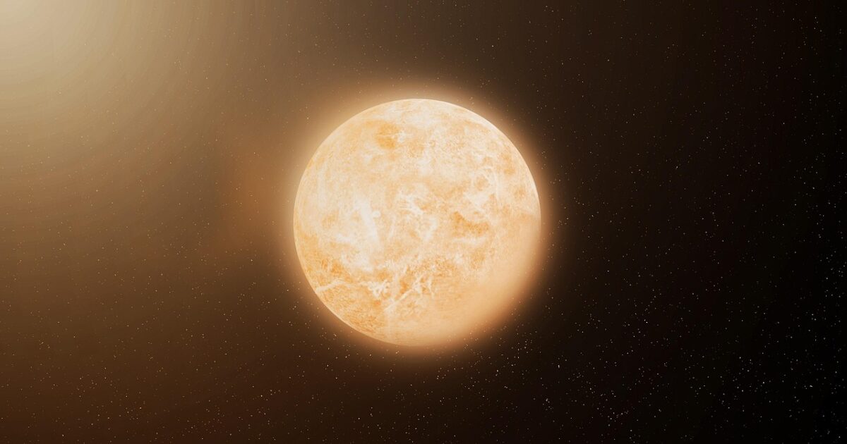 オレンジ色に輝く恒星と夜空に広がる星々