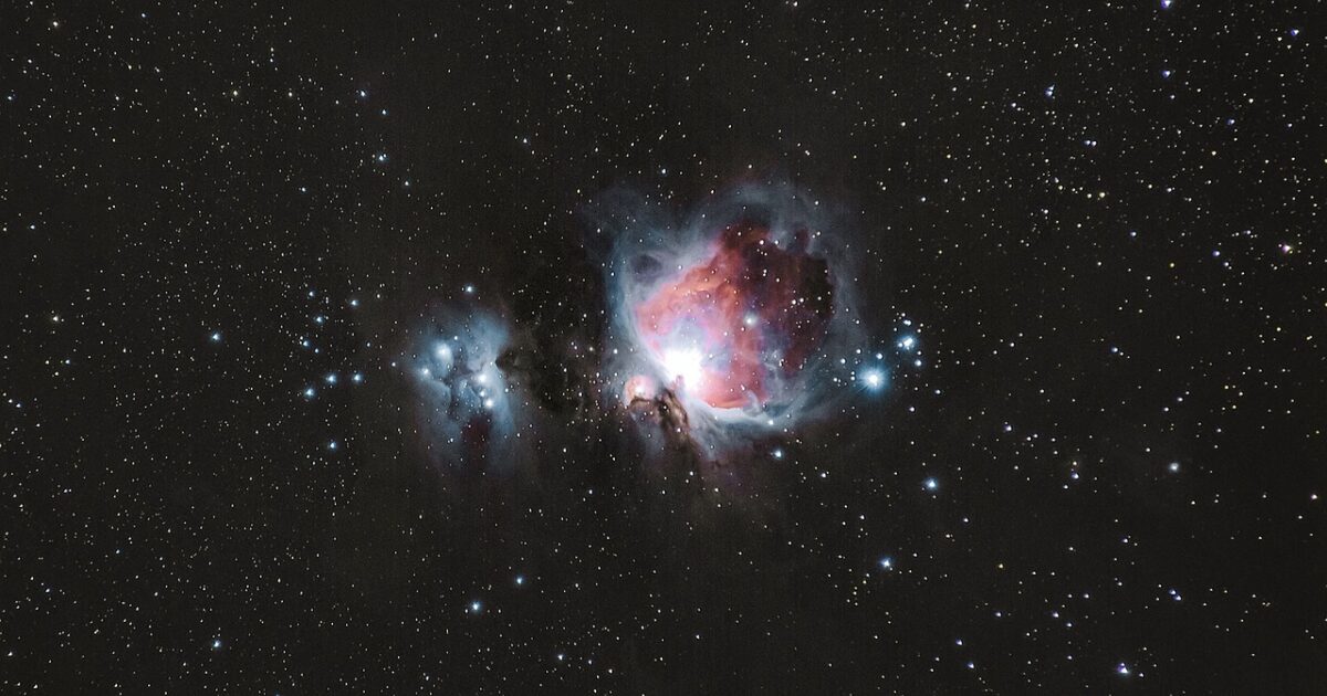 オリオン大星雲と星々が輝く宇宙の絶景