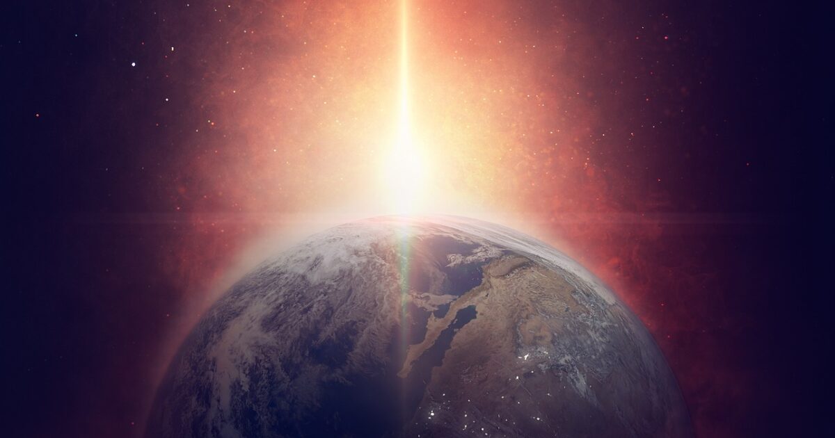 夜明けの光に照らされる地球と幻想的な宇宙空間