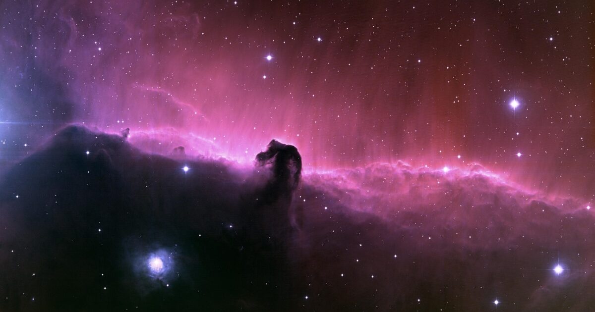 馬頭星雲と幻想的なピンクの宇宙背景