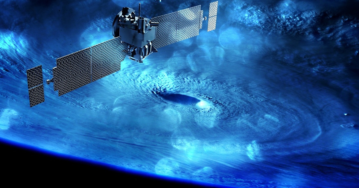 大型ハリケーンの上空を飛行する観測衛星