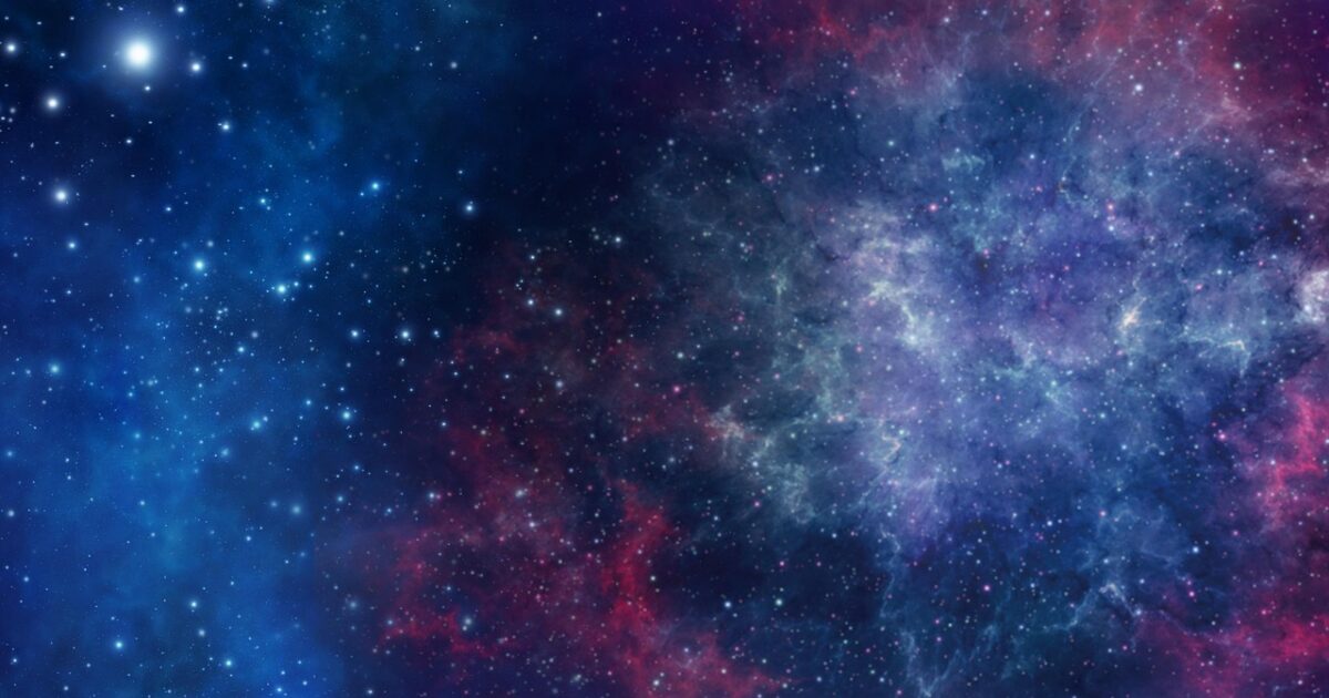 青と赤の星雲が広がる美しい銀河の風景