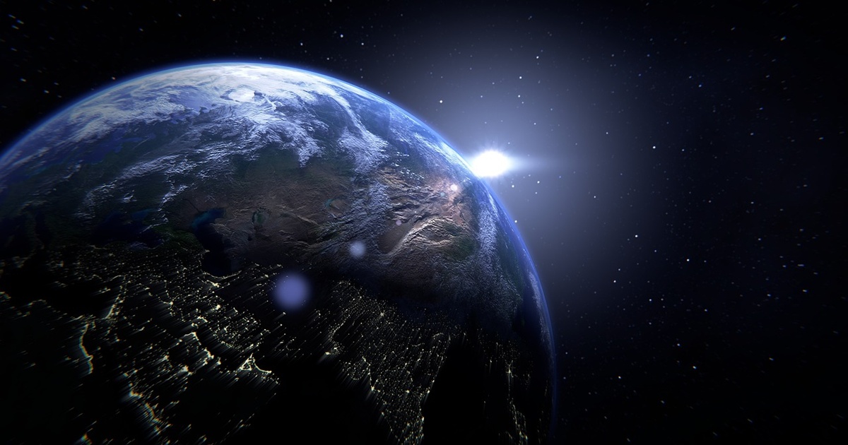 宇宙空間から見た夜明けの地球と輝く太陽
