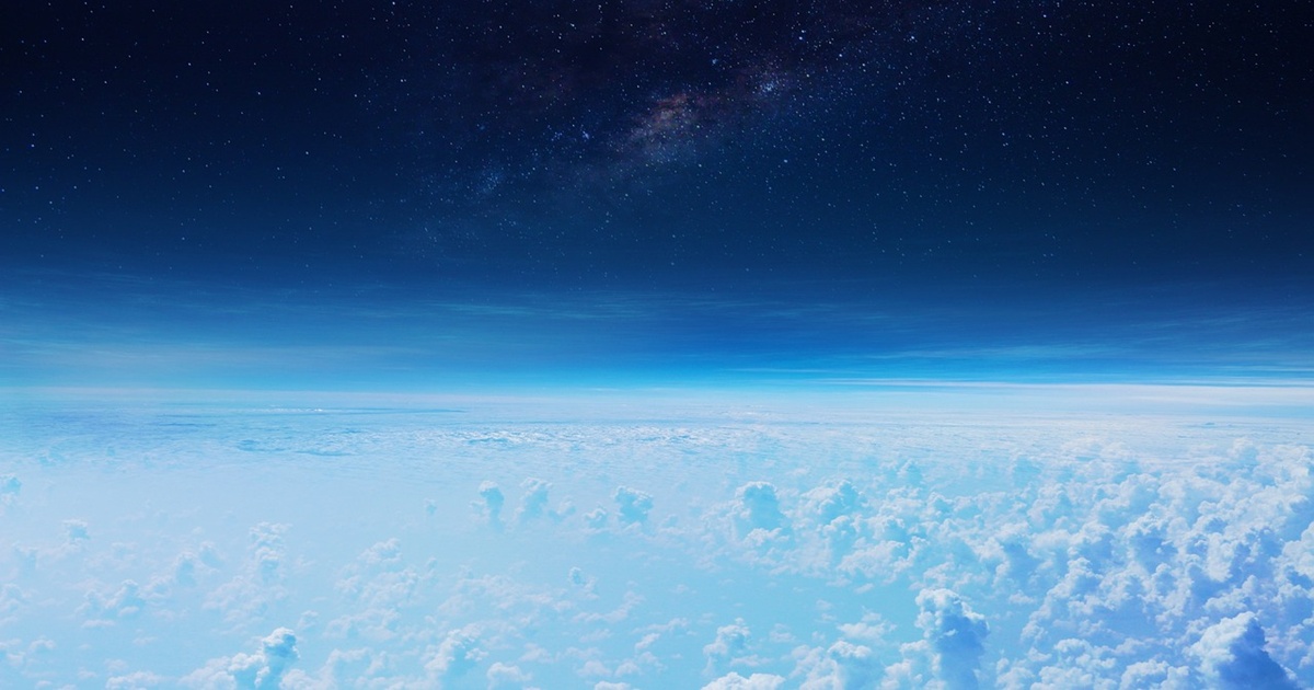 雲海の上に広がる星空と青い地平線