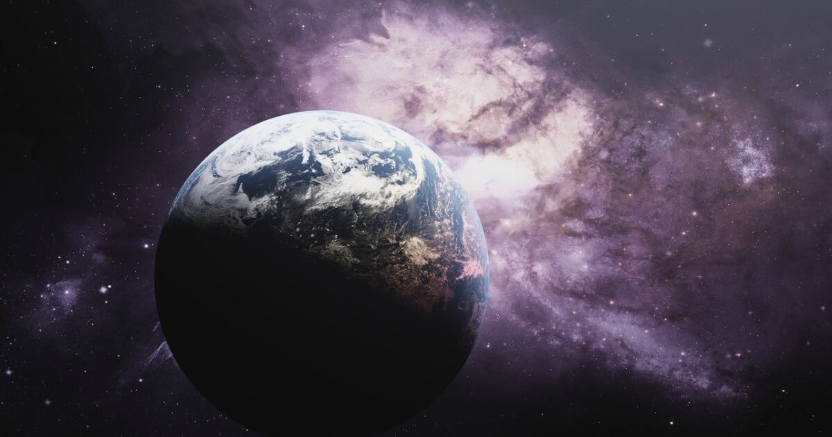 紫色の星雲を背景に浮かぶ地球の幻想的な風景