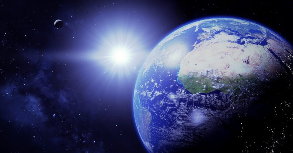 宇宙空間で太陽の光を浴びる地球